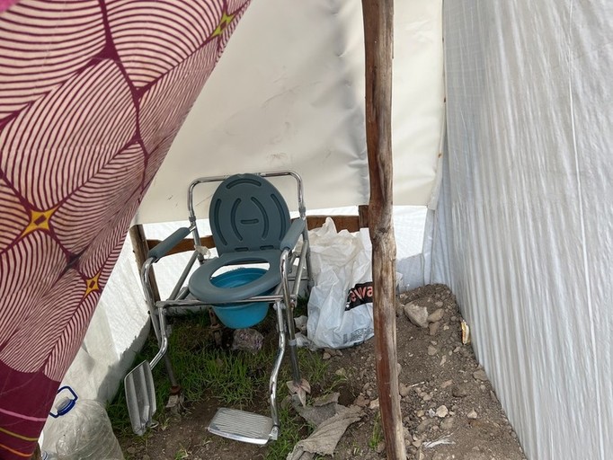 Καρέκλα τουαλέτας σε καταυλισμό για τους εκτοπισμένους από τους σεισμούς σε πάρκο στο Καχραμανμάρας, Τουρκία Μάρτιος 2023