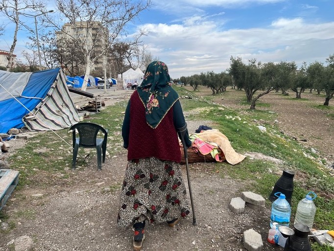 Γυναίκα με πατερίτσα σε χώρο για εκτοπισμένους από τους σεισμούς στο Καχραμανμάρας, Τουρκία Μάρτιος 2023