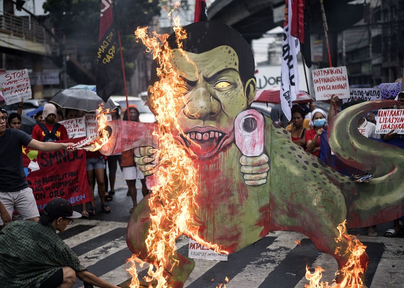 Ακτιβίστριες/ές διαμαρτύρονται για τον θανατηφόρο «πόλεμο κατά των ναρκωτικών» της κυβέρνησης των Φιλιππίνων. Φωτ: Noel Celis/AFP/Getty Images.