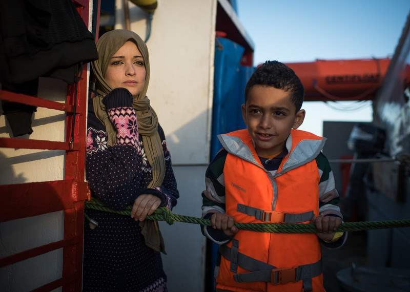 Μια γυναίκα κι ένα παιδί πάνω στο πλοίο διάσωσης Sea-Watch 3, αποκλεισμένοι στη θάλασσα για 19 μέρες- © Chris Grodotzki/Sea-Watch