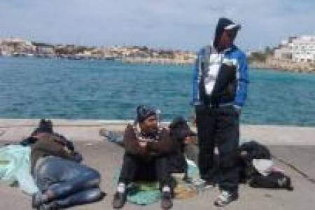 Χιλιάδες άνθρωποι καθηλωμένοι υπό «οικτρές» συνθήκες σε ιταλικό νησί
