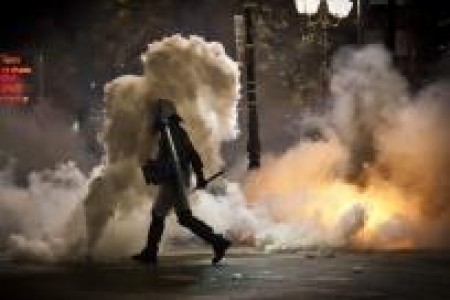 Ρίψη δακρυγόνων κατά τη σύγκρουση της ελληνικής αστυνομίας με τους διαδηλωτές στην Αθήνα 