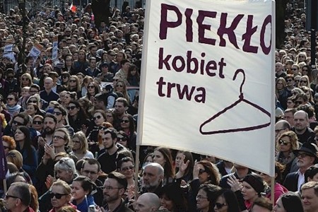 Ένα επικίνδυνο βήμα προς τα πίσω για τις γυναίκες και τα κορίτσια στην Πολωνία