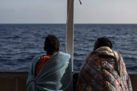 Επιτέλους ασφαλείς οι 49 άνθρωποι που βρίσκονταν αποκλεισμένοι στη θάλασσα για 19 μέρες ζητώντας άσυλο