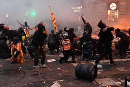 Ισπανία: Οι αρχές πρέπει να αποκλιμακώσουν τις εντάσεις και να εγγυηθούν το δικαίωμα στη δημόσια συνάθροιση