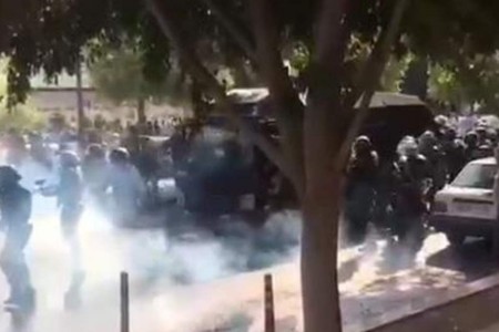 Ιράν: Περισσότεροι από 100 διαδηλωτές/ριες θεωρείται ότι σκοτώθηκαν, καθώς οι ανώτατοι αξιωματούχοι δίνουν το πράσινο φως για τη διάλυση των διαδηλώσεων