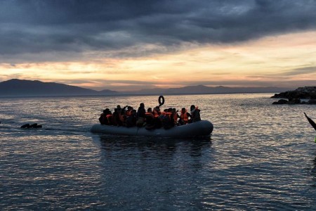 Ελλάδα: «Πλωτό τείχος» με στόχο να σταματήσει τους πρόσφυγες, θέτει ζωές σε κίνδυνο
