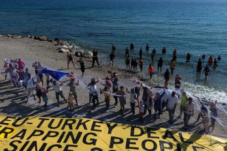 Ελλάδα: Καθώς καταυλισμοί προσφύγων φλέγονται, πρέπει να ξεκινήσει επειγόντως η μεταφορά των ευπαθών ομάδων των αιτούντων/ουσών άσυλο στην ηπειρωτική χώρα