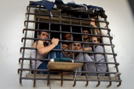Ελλάδα: Ανεύθυνη η στάση της κυβέρνησης για συστηματική κράτηση των αιτούντων/ουσών άσυλο και των μεταναστών/στριών σε συνθήκες πανδημίας