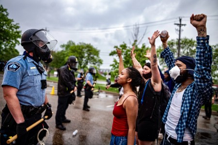 ΗΠΑ: Η αστυνομία αποτυγχάνει να διασφαλίσει το δικαίωμα στη διαδήλωση, θέτοντας ζωές σε κίνδυνο