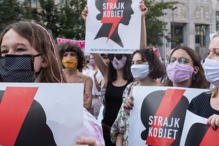 Η απόφαση του Συνταγματικού Δικαστηρίου στην Πολωνία σηματοδοτεί σοβαρή οπισθοχώρηση για τα αναπαραγωγικά δικαιώματα
