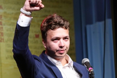 Λευκορωσία: Ο δημοσιογράφος που συνελήφθη στο αεροδρόμιο του Μινσκ έπειτα από αναγκαστική προσγείωση πρέπει να απελευθερωθεί αμέσως