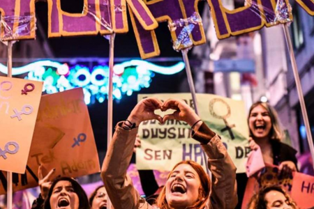 Η απόσυρση της Τουρκίας από τη Σύμβαση της Κωνσταντινούπολης συσπειρώνει τον αγώνα για τα δικαιώματα των γυναικών σε όλο τον κόσμο