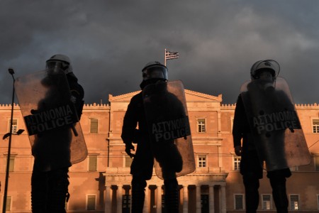 Ελλάδα: Οι αρχές κάνουν κατάχρηση εξουσίας για να καταπατήσουν το δικαίωμα στη διαμαρτυρία
