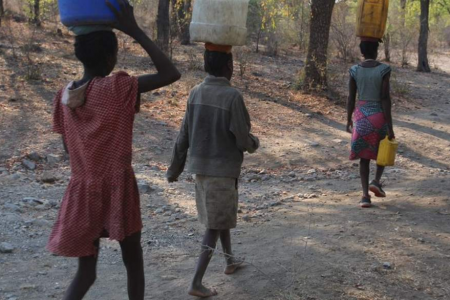 Ανγκόλα: Εκατομμύρια αντιμετωπίζουν την πείνα, χιλιάδες εγκαταλείπουν τα σπίτια τους καθώς η ξηρασία καταστρέφει τον νότο της Ανγκόλας