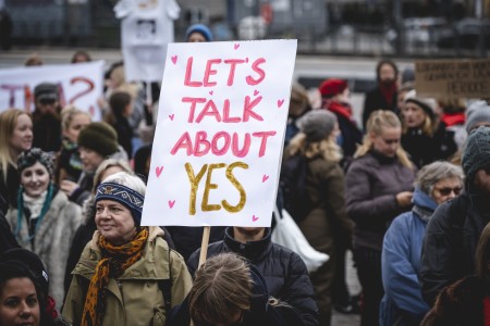 Ας μιλήσουμε για το «Ναι»: Ακτιβίστριες και ακτιβιστές προωθούν τη σεξουαλική συναίνεση 