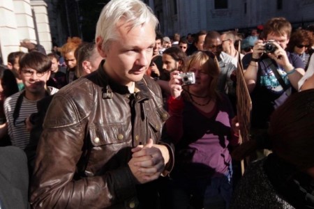 ΗΠΑ / Ηνωμένο Βασίλειο: «Παρωδία δικαιοσύνης» καθώς η απόφαση έκδοσης δεν αναγνωρίζει ότι δεν είναι ασφαλές για τον Assange να σταλεί στις ΗΠΑ