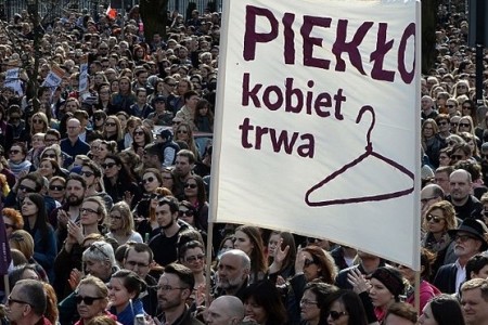 Πολωνία: Η οπισθοδρόμηση ως προς την πρόσβαση την άμβλωση βλάπτει τις γυναίκες