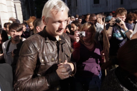 Ηνωμένο Βασίλειο/ΗΠΑ: Η επικύρωση της έκδοσης του Assange από την υπουργό Εσωτερικών τον θέτει σε κίνδυνο