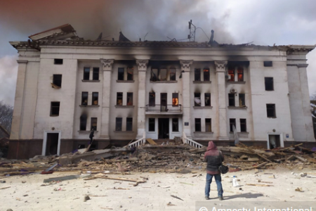 Ουκρανία: Θανατηφόρο χτύπημα στο θέατρο της Μαριούπολης «ένα ξεκάθαρο έγκλημα πολέμου» από τις ρωσικές δυνάμεις