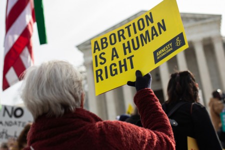 ΗΠΑ: Οι απαγορεύσεις και οι περιορισμοί των αμβλώσεων προκαλούν εκτεταμένη βλάβη και παραβιάζουν τα ανθρώπινα δικαιώματα