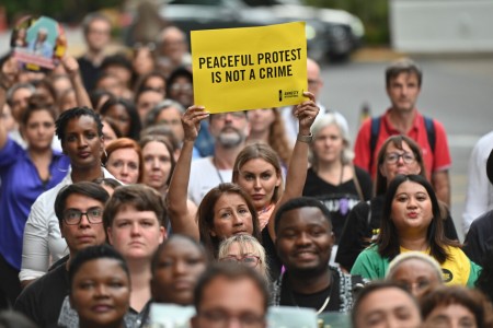 Ηνωμένο Βασίλειο: «Φρικτό» το γεγονός ότι εκπρόσωποι της οργάνωσης Defend Our Juries απειλούνται με αυστηρές ποινές φυλάκισης