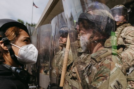 ΗΠΑ: Ένα χρόνο μετά την επανεκλογή του Προέδρου Τραμπ, οι αυταρχικές πρακτικές υπονομεύουν τα ανθρώπινα δικαιώματα