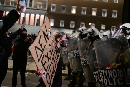 Απαίτησε την απαγόρευση των χειροβομβίδων κρότου-λάμψης στην αστυνόμευση των διαδηλώσεων στην Ελλάδα Απαίτησε την απαγόρευση των χειροβομβίδων κρότου-λάμψης στην αστυνόμευση των διαδηλώσεων στην Ελλάδα
